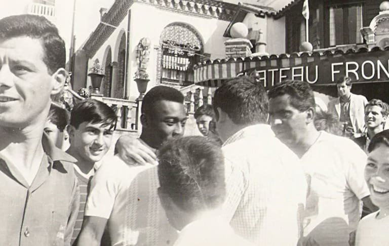 Pelé durante una de sus visitas a Mar del Plata junto al Santos. Eric Von Kotsch recuerda que el astro brasileño y sus compañeros se acercaron a pasar el día en las piletas de Punta Iglesia