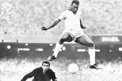Pelé, en el aire, se apresta a convertir un golazo ante Venezuela, en agosto de 1969; el astro brasileño fue la primera gran figura internacional que tuvo el fútbol