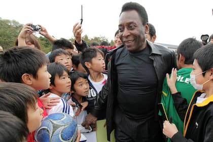Pelé, en su visita a Miyagi, para acompañar a las víctimas del Tsunami en octubre pasado
