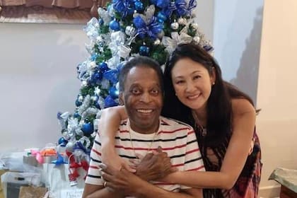 Pelé, feliz, con su esposa Marcia en la casa de Guarujá