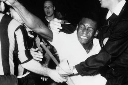El día en que Pelé fue expulsado ante Colombia pero el público obligó a que volviera a la cancha y sacaran al árbitro