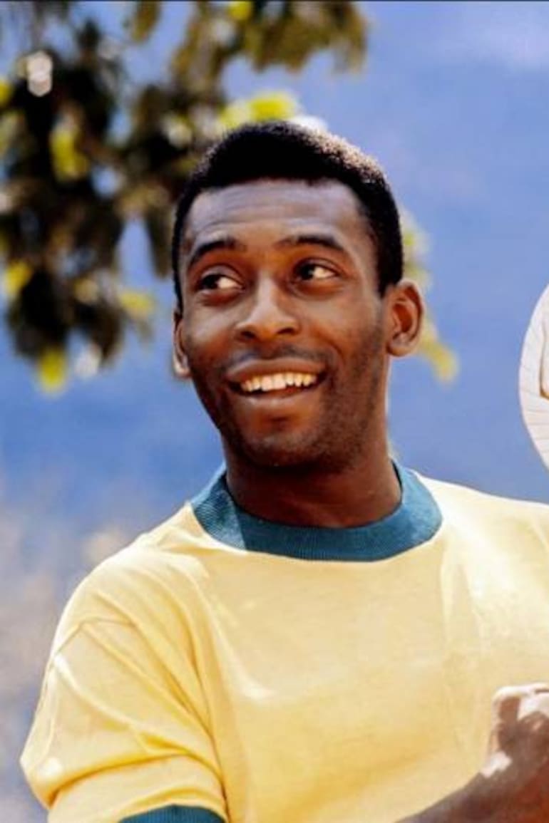 Pelé posa con el trofeo Jules Rimet, que Brasil se quedó para siempre al ganar su tercer Mundial en 1970