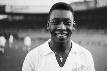 Pelé vistiendo la camiseta de Santos en 1961; el planeta fútbol lamenta su partida y reconoce el legado histórico de 'O Rei'