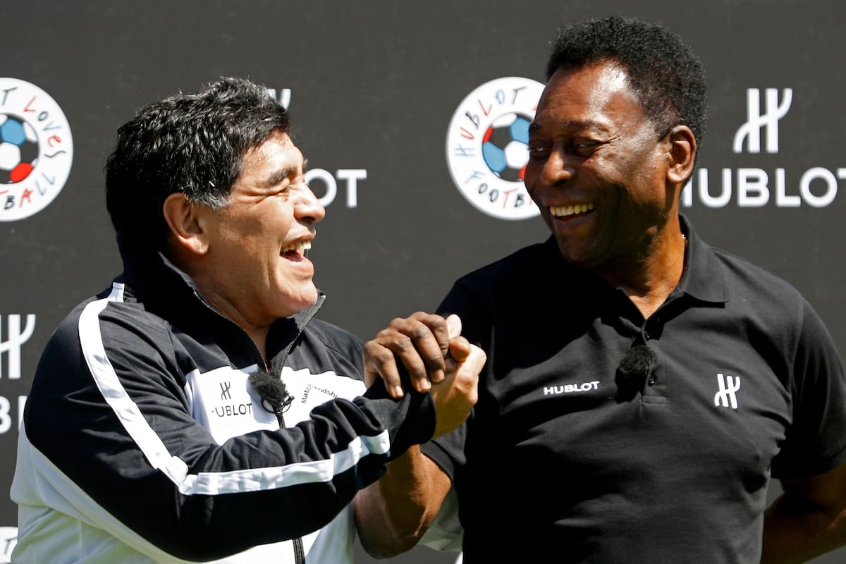 Pelé y Diego Maradona durante un evento de apertura de la Copa Europea UEFA 2016 en París, 9 de junio de 2016.