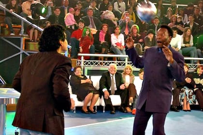 Pelé y Maradona en el programa "La noche del Diez" que conducía el astro argentino