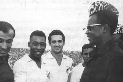 Pelé y su Santos son recibidos por las autoridades de la República de Congo, uno de varios destinos envueltos en guerras civiles donde viajaron como parte de sus giras mundiales
