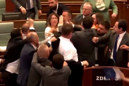 Pelea a golpes en el Parlamento de Kosovo.