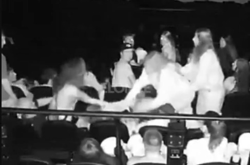 Fuerte pelea en un cine: gritos, golpes, gas pimienta y detenciones