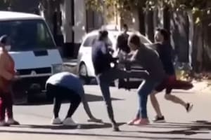 Pelea entre clientes y empleados de un supermercado chino
