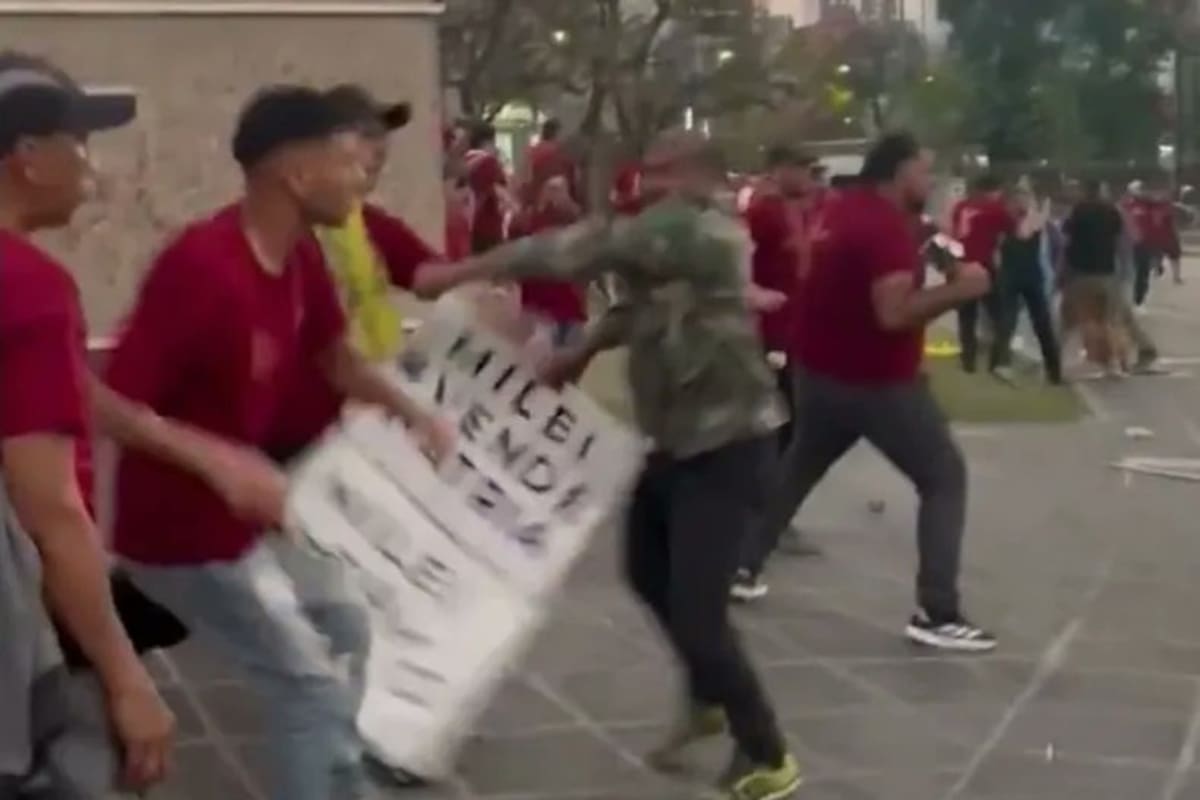 Pelea entre libertarios y militantes de izquierda en Córdoba durante la visita de Milei.