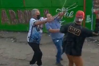 Pelea entre un chofer de colectivo de la línea 317 y un vendedor