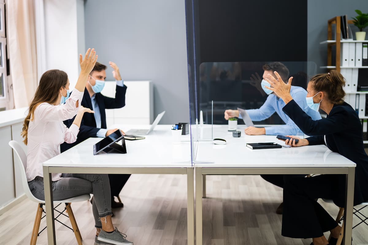 peleas por politica en la oficina