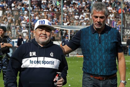 Maradona con Gabriel Pellegrino, el presidente de Gimnasia: la salida del dirigente activó el adiós del entrenador.