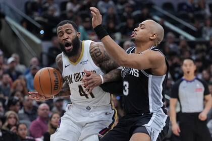 Pelicans desperdician ventaja de 20 puntos y vencen 104-95 a Spurs