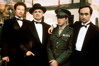 Película "El Padrino" (1972), donde James Caan, Marlon Brando, Al Pacino y John Cazale representan a los hombres de la familia Corleonesi, un grupo de la mafia siciliana