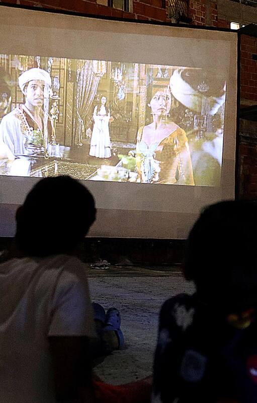 Películas desde las azoteas entretienen a un barrio carenciado en Venezuela durante la cuarentena por coronavirus