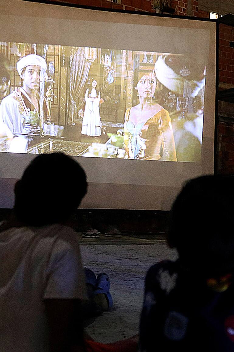 Películas desde las azoteas entretienen a un barrio carenciado en Venezuela durante la cuarentena por coronavirus