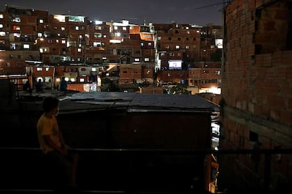 Un niño mira la película desde su casa