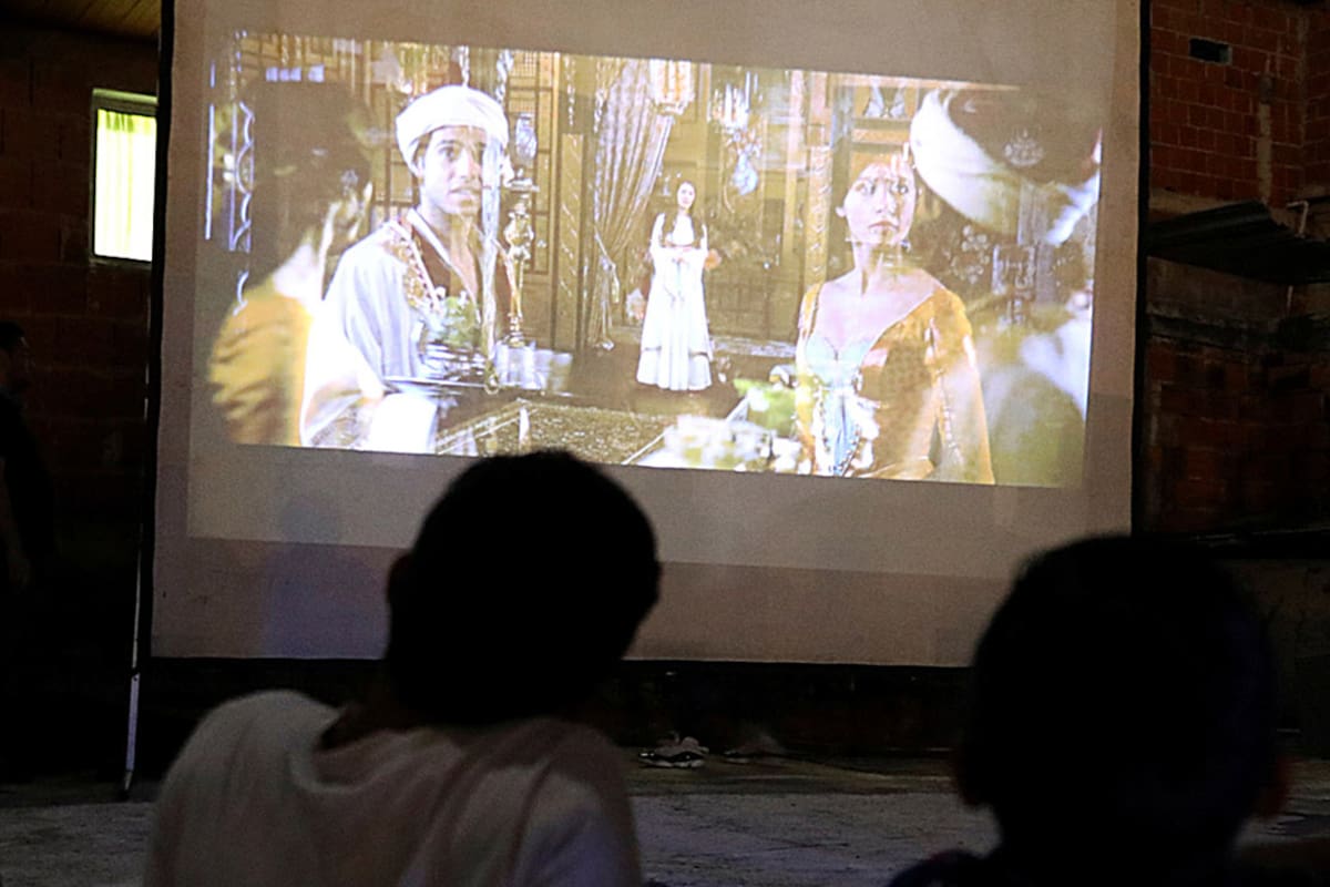 Películas desde las azoteas entretienen a un barrio carenciado en Venezuela durante la cuarentena por coronavirus