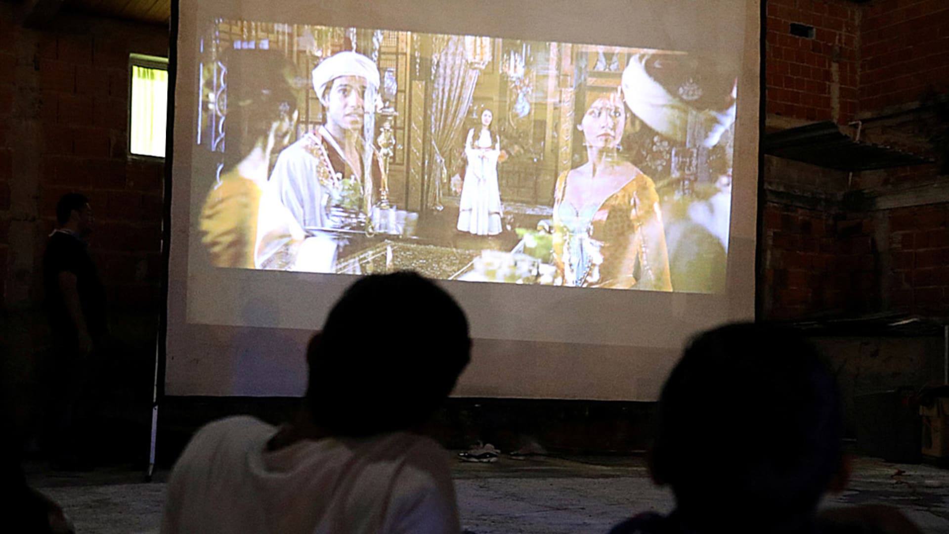 Películas desde las azoteas entretienen a un barrio carenciado en Venezuela durante la cuarentena por coronavirus