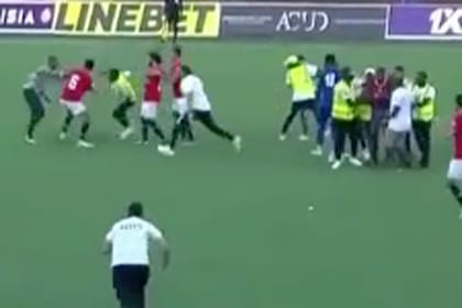 Peligroso momento: el futbolista egipcio Mohamed Salah estuvo cerca de ser agredido por simpatizantes en medio de un partido ante Sierra Leona, en Liberia