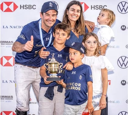 Pelón Stirling en familia, su tesoro