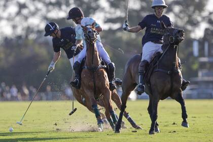 Pelón Stirling, una de las figuras de la final, domina la bocha ante Fran Elizalde; Nero, adelante