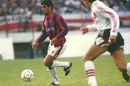 Pelota al pie, la mirada buscando el pase, la estampa de crack de Paulo Silas