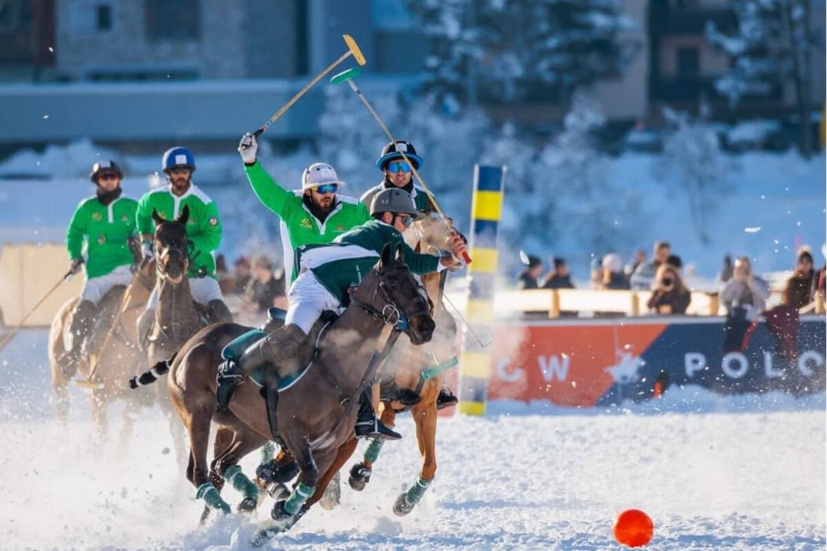 Pelota más grande y de plástico, de color rojo para que resalte sobre la nieve de St. Moritz