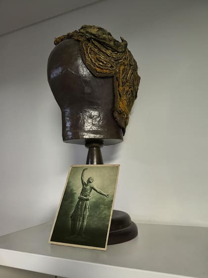 Peluca utilizada por Vaslav Nijinsky para "L'Après-midi d'un Faune" en 1913, confeccionada con hilos de seda.