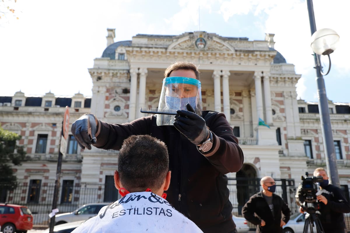 Peluqueros cortaron gratis en La Plata en reclamo de que se los deje trabajar