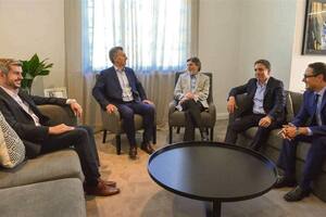 Peña, Macri, Abad, Dujovne y Cuccioli escenificaron ayer una imagen de salida cordial y acordada