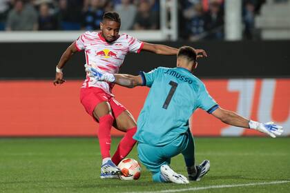 ¡Penal! Christopher Nkunku, de Leipzig, cae al enfrentarse con Juan Musso, arquero de Atalanta, de flojísima tarea