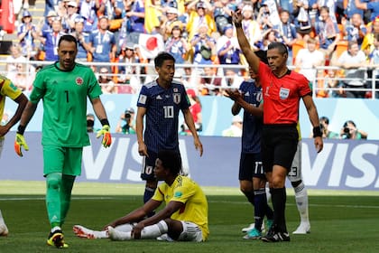 A los 2m56s del partido con Japón, Colombia se quedó sin Carlos Sánchez y con un penal en contra