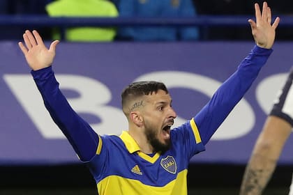 ¡Penal! El grito de Benedetto chocó con el remate en el travesaño; el delantero fue reemplazado entre aplausos