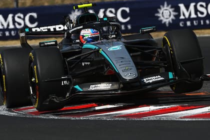 Penalizado en la qualy con tres posiciones, Andrea Kimi Antonelli avanzó y completó el podio en el Gran Premio de Hungría; el italiano es el puntero del campeonato, con 50 puntos de ventaja sobre Lewis Hamilton