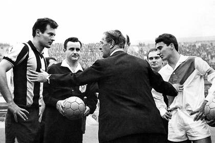 Peñarol le remontó a River un 0-2 y lo venció 4 a 2 en el desempate de la Libertadores 1966