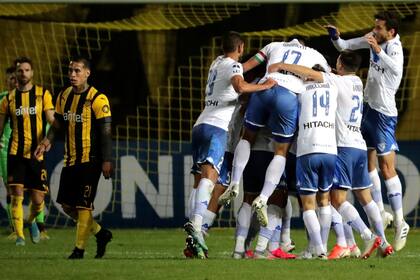 Peñarol, Vélez y un duelo muy parejo por la Copa Sudamericana