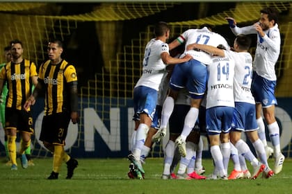 El festejo de Vélez en Montevideo: el equipo de Liniers ganó una serie muy dura ante Peñarol