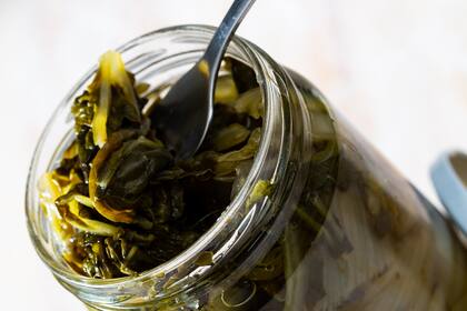 Pencas y hojas de acelga en escabeche