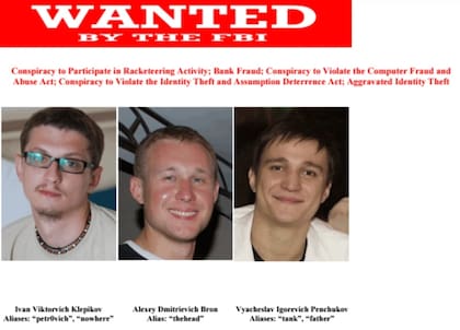 Penchukov (a la derecha) figuraba entre los más buscados por el FBI cuando fue detenido en 2022; sus dos cómplices aún no han sido capturados