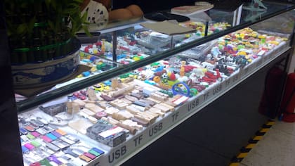 Pendrives de bambú en una tienda de Shenzhen