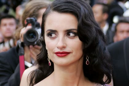 Penélope Cruz impacta con su belleza a los 45 años