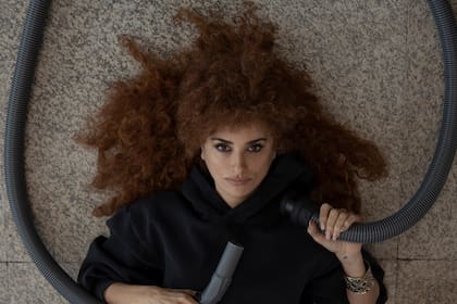 Penélope Cruz, nominada al Oscar por su trabajo en Madres paralelas de Pedro Almodóvar es aquí una directora de cine en curso de colisión con su megalomanía