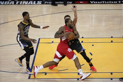 Penetra Kawhi Leonard ante la oposición de Stephen Curry; el exalero de San Antonio Spurs consiguió su segundo anillo de campeón de la NBA.
