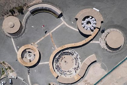 Los viajeros ahora pueden explorar Peñico a través de visitas guiadas y exhibiciones interpretativas en su nuevo y sorprendente centro de visitantes circular.