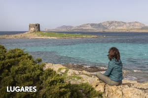 La isla que reúne calas preciosas, buena mesa y una historia misteriosa por descubrir