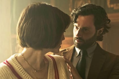 Penn Badgley y Charlotte Ritchie en You