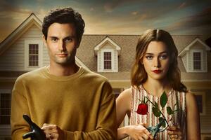 Penn Badgley y Victoria Pedretti como Joe y Love en la serie You