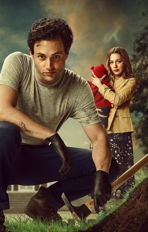 Penn Badgley y Victoria Pedretti como Joe y Love en la serie You